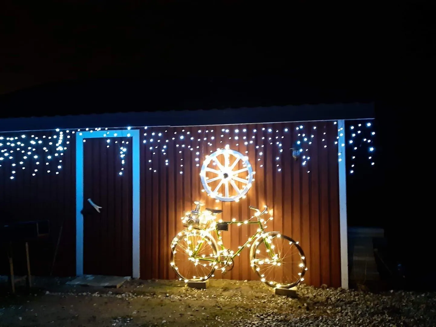 Läinud aastal saatis Maa Elu lugeja Ekke Põlgast meile foto enda koduhoovist, kus ta oli tuledega kaunistanud jalgratta, räästad ja vana vankriratta.