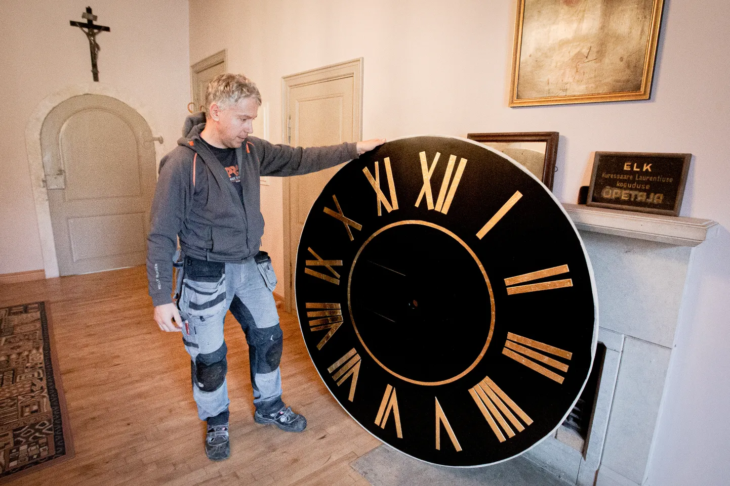 UUS ILME: Priit Pihel näitab pea mehemõõtu sihverplaati, mis üsna pea koos seieritega taas oma kohale pannakse.