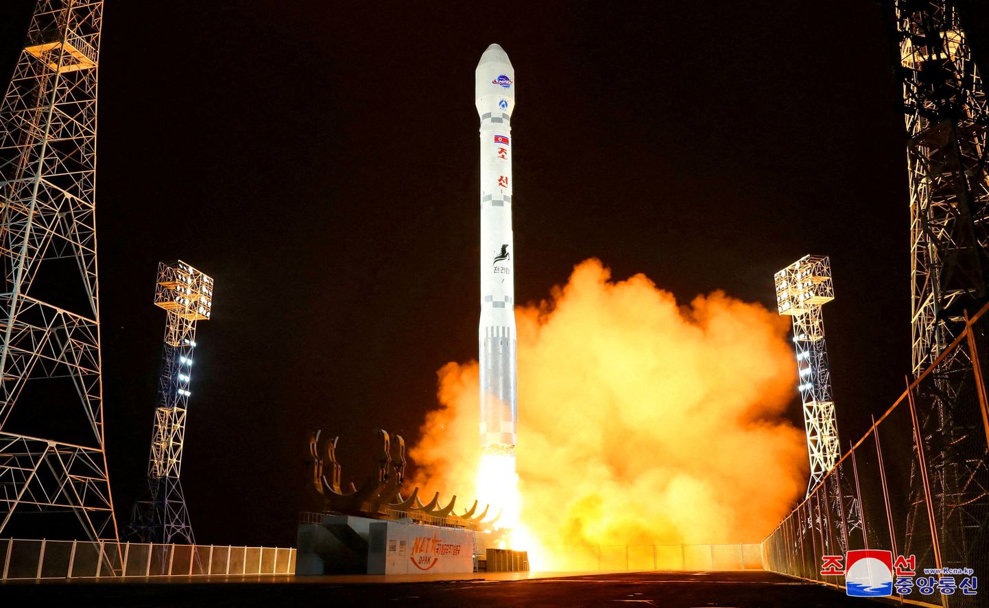 Põhja-Korea väidetava luuresatelliidi Malligyong-1 start 21. novembril.