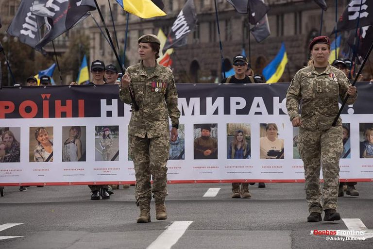 Военный парад в Киеве ко Дню независимости Украины в 2021 году. Евгения слева. Архив Евгении Маркевич