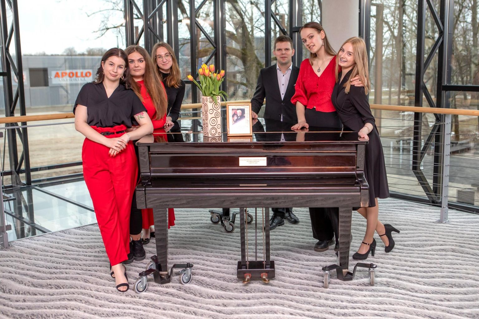 Põlva muusikakooli tütarlaste ansamblis DeViis laulavad Eeva Peršin (vasakult), Elisabeth Pehk, Marleen Vasser, Maara Parhomenko ja Linette Risttee, keskel juhendaja Riivo Jõgi.