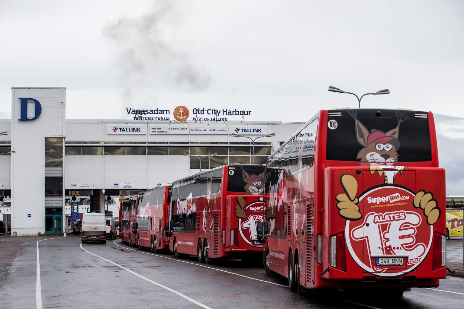 Superbusi punnased bussid vurvavad nüüd Soome teedel.