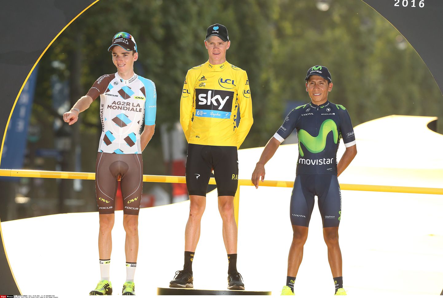 Romain Bardet (vasakul), Chris Froome (keskel)ning Nairo Quintana Tour de France'i poodiumil.