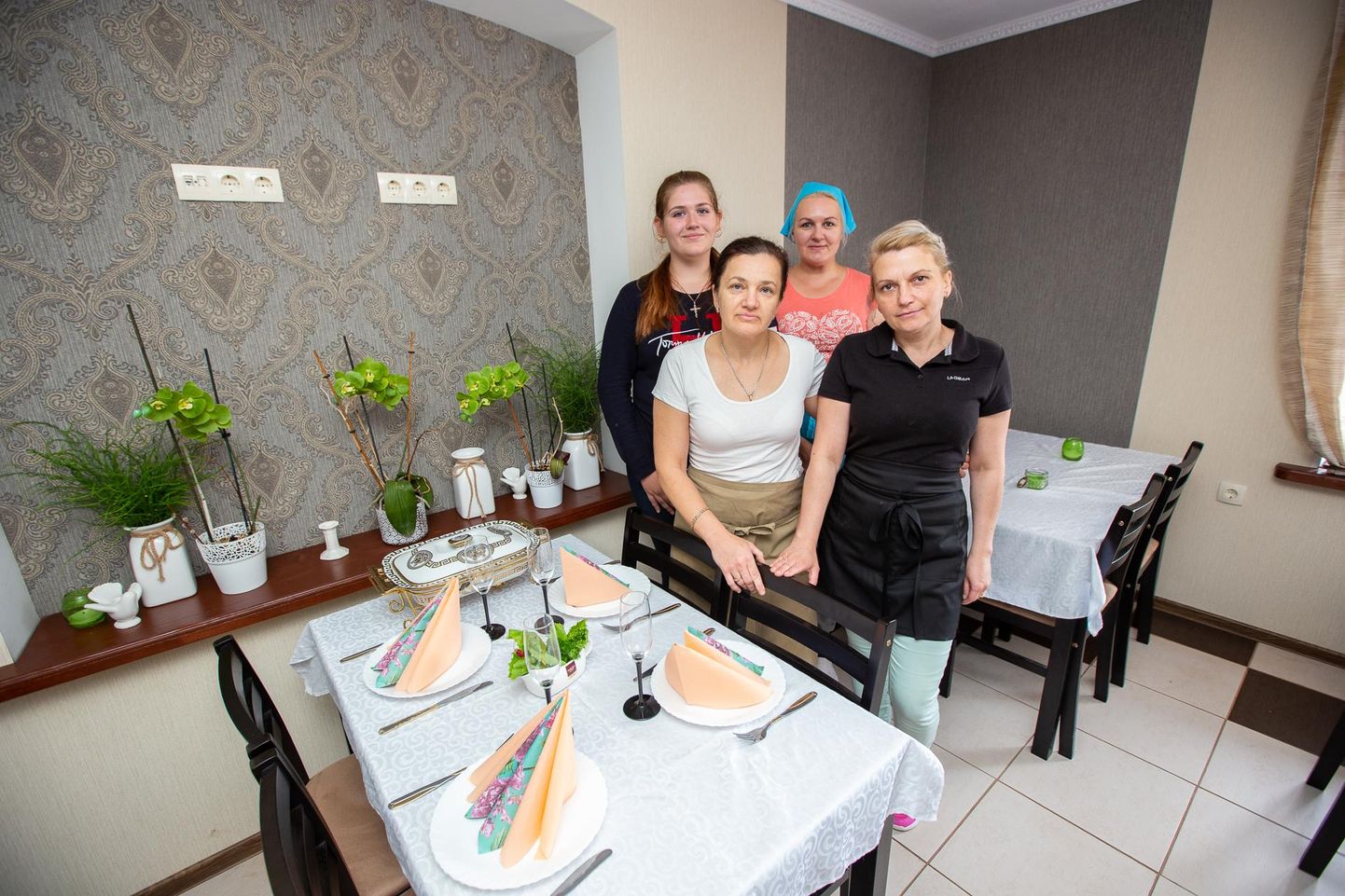 Kundas asuvas söögikohas Maria Juures toimetav nelik: Maria Suslova (ees vasakul), Alvine Nikolajeva, Valeria Romaneko (taga vasakul), Svetlana Sergejeva. Kõik nad näevad vaeva, et panna hool ja armastus kodusesse toitu.