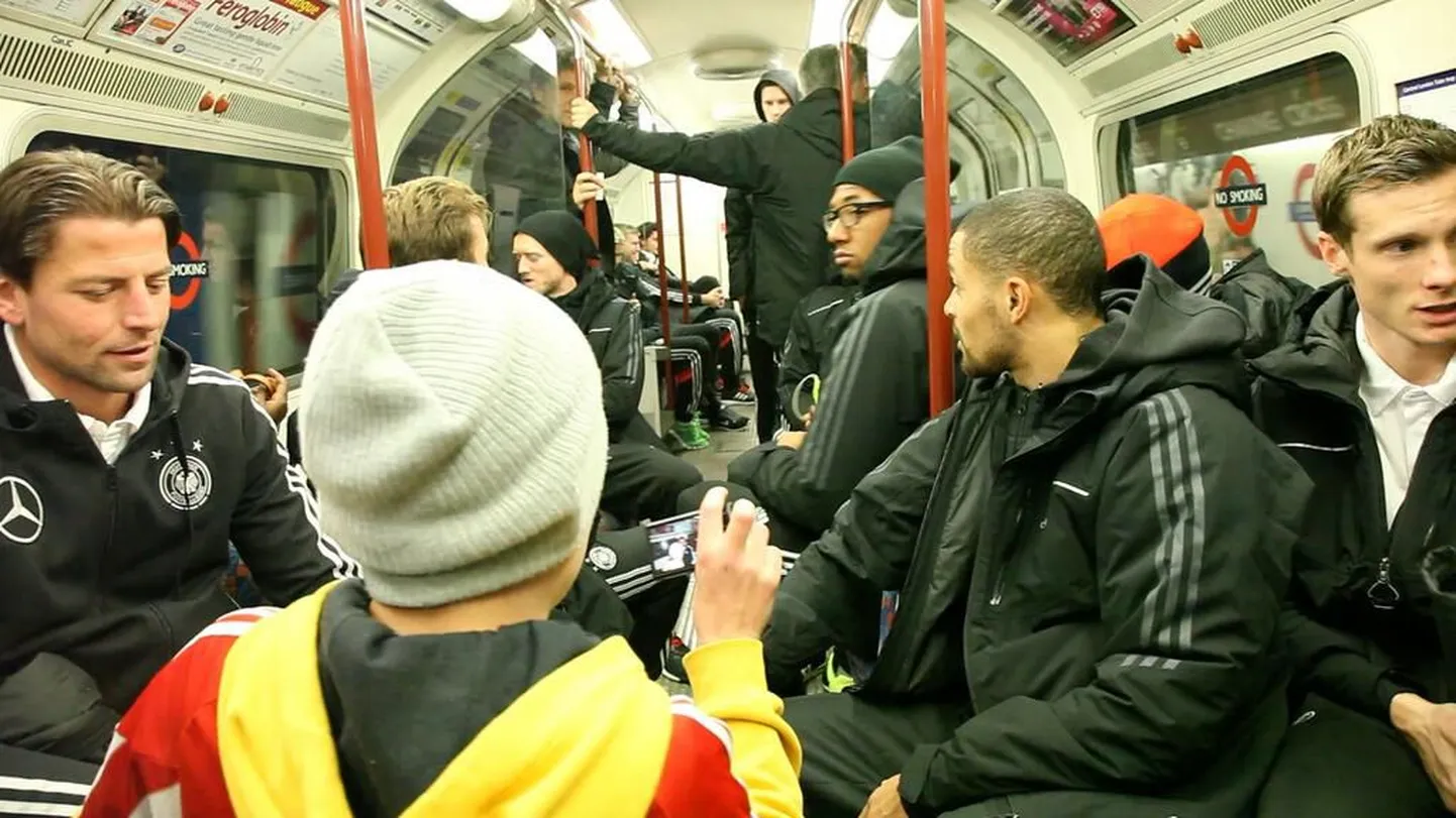 Saksamaa jalgpallikoondis Londoni metroos.