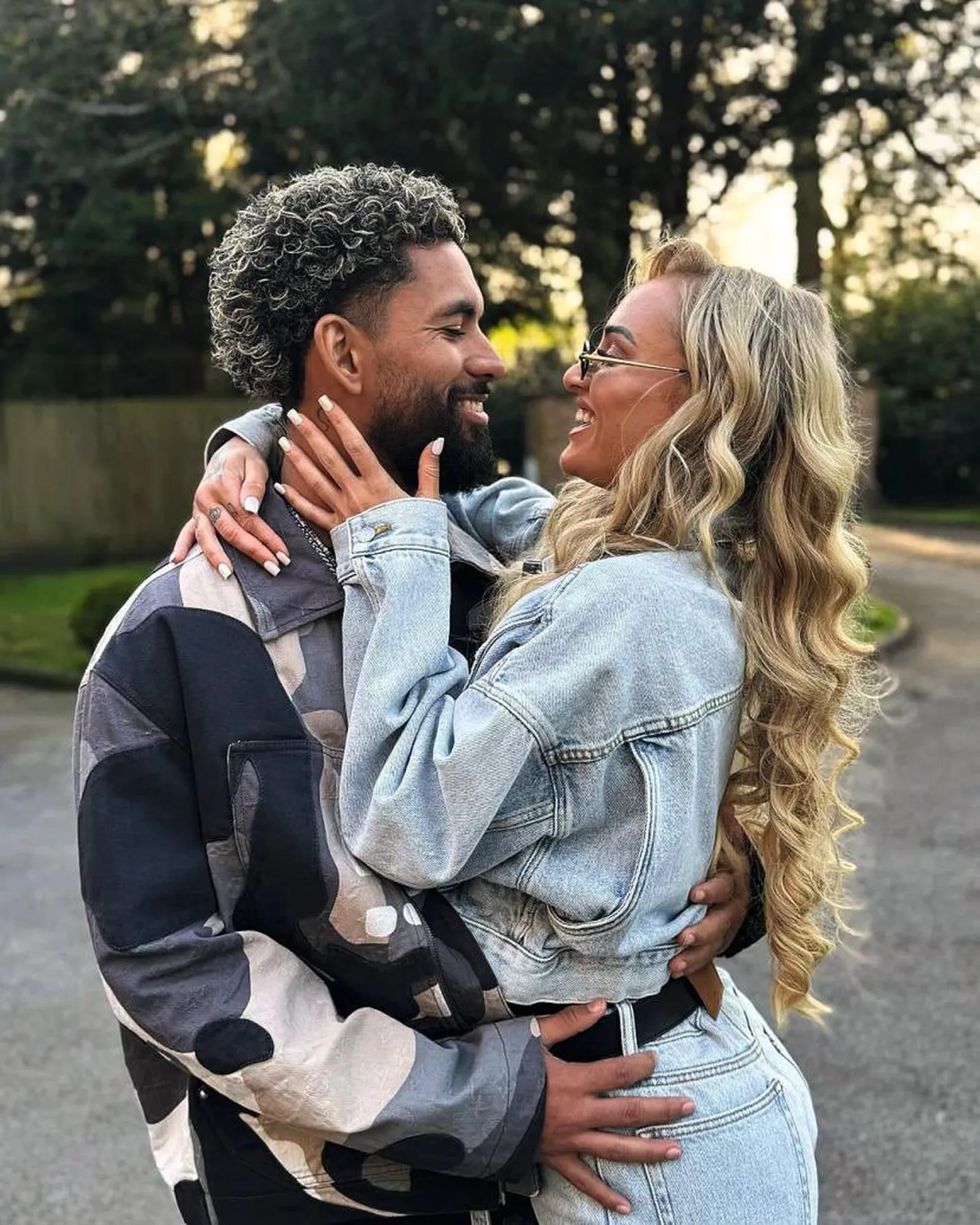 Douglas Luiz ja Alisha Lehmann.