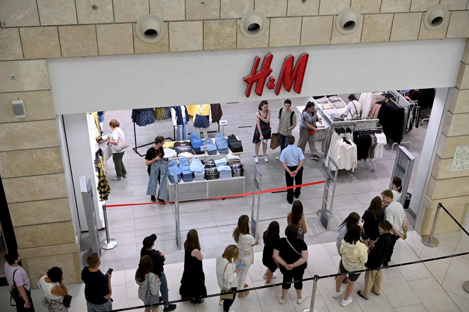 Ardievas H&M Krievijā: uz laiku atvērtajos veikalos Maskavā un Sanktpēterburgā veidojas garas rindas