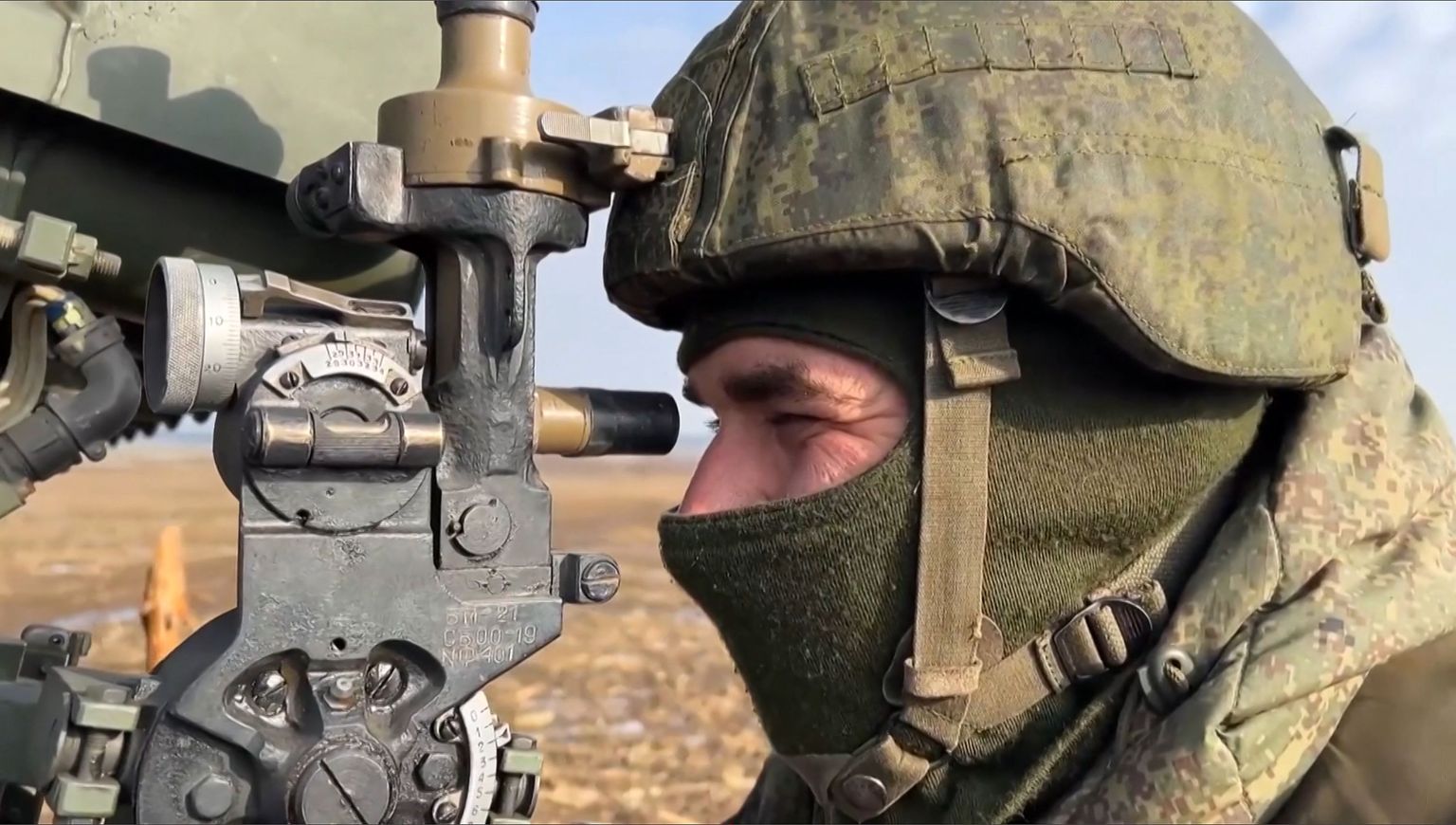 Военнослужащий прицеливается из реактивной системы залпового огня «Град» на российско-белорусских учениях