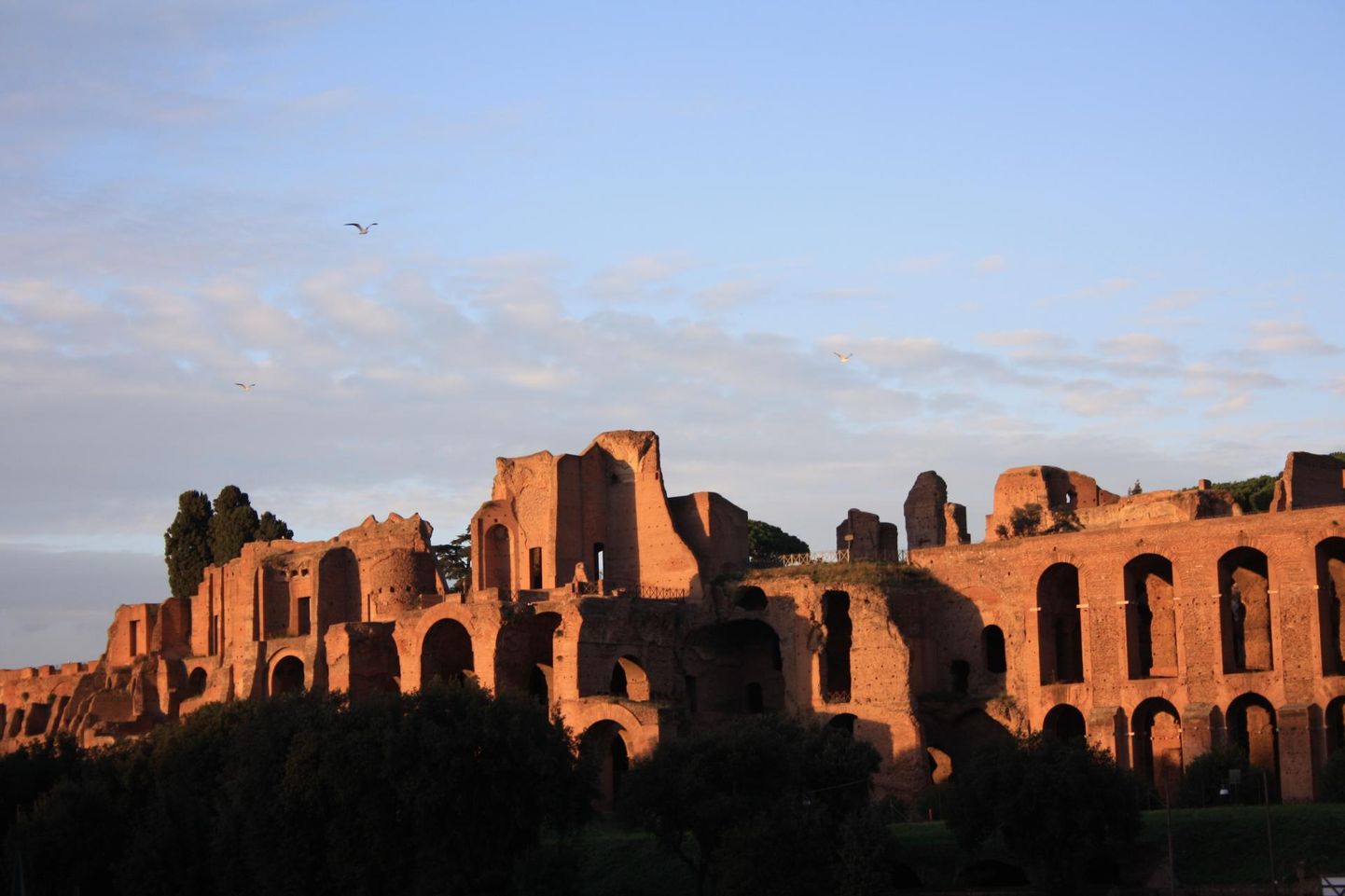Kuigi vanade roomlaste ehitised on kõik tänapäeva roomlaste kätte langenud, peetakse Roomas ajaloost lugu.