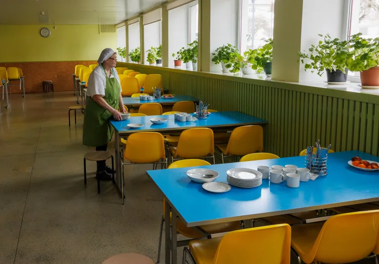 Tõrva gümnaasiumi sööklasse mahub sööma 150 last. Sügiseni hoolitseb nende kõhutäie eest Luule Pärn.