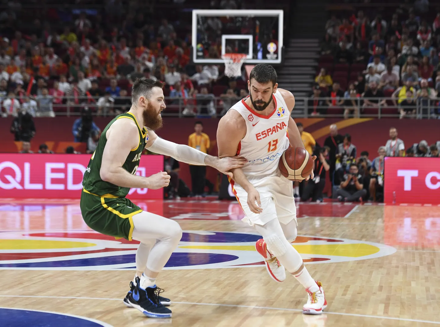 Basketball WM, Spanien - Australien Basketball WM, Spanien - Australien (190913) -- BEIJING, Sept. 13, 2019 -- Marc Gasol (R) of Spain breaks through during the semifinal match between Spain and Australia at the 2019 FIBA World Cup in Beijing, capital of China, Sept. 13, 2019. ) (SP)CHINA-BEIJING-BASKETBALL-FIBA WORLD CUP-SEMI FINALS-ESP VS AUS(CN) ZhangxChenlin PUBLICATIONxNOTxINxCHN