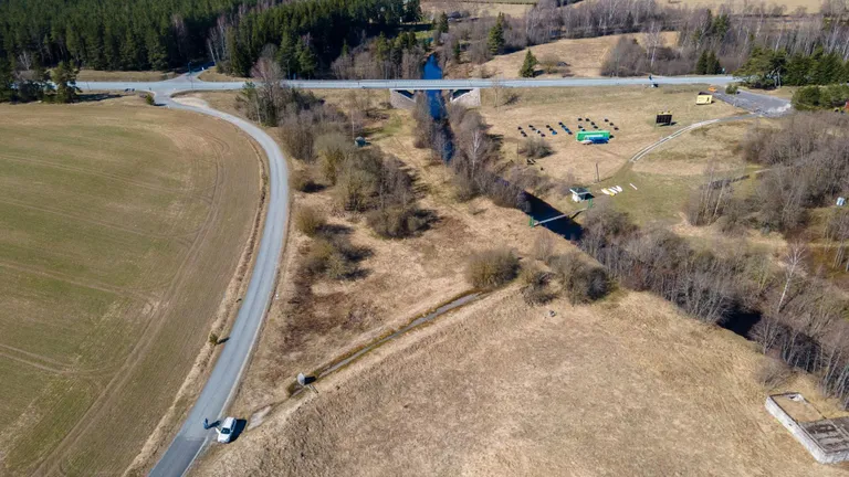 Taamal uus Tallinna–Narva maantee koos Sämi sillaga. Esiplaanil on näha endine teetamm. Vana silda alles pole.