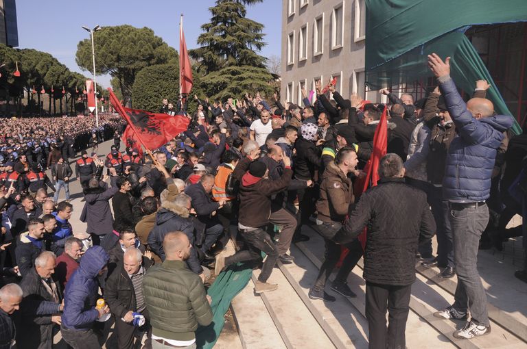 Seltskond protestijaid korraldas laupäevasel meeleavaldusel Tiranas tormijooksu peaminister Edi Rama kantseleile.