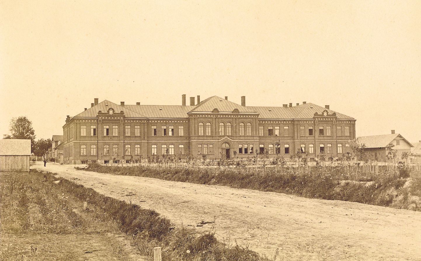 Aja jooksul ligi kümme korda oma nime muutnud kooli aastapäeva peetakse 17. detsembril, sest just sel päeval, 1877. aastal, õnnistati Liivimaa Gümnaasium.