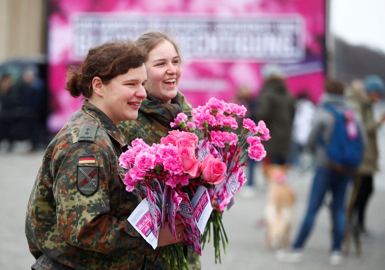 Saksa sõdurid naistele lilli jagamas. 