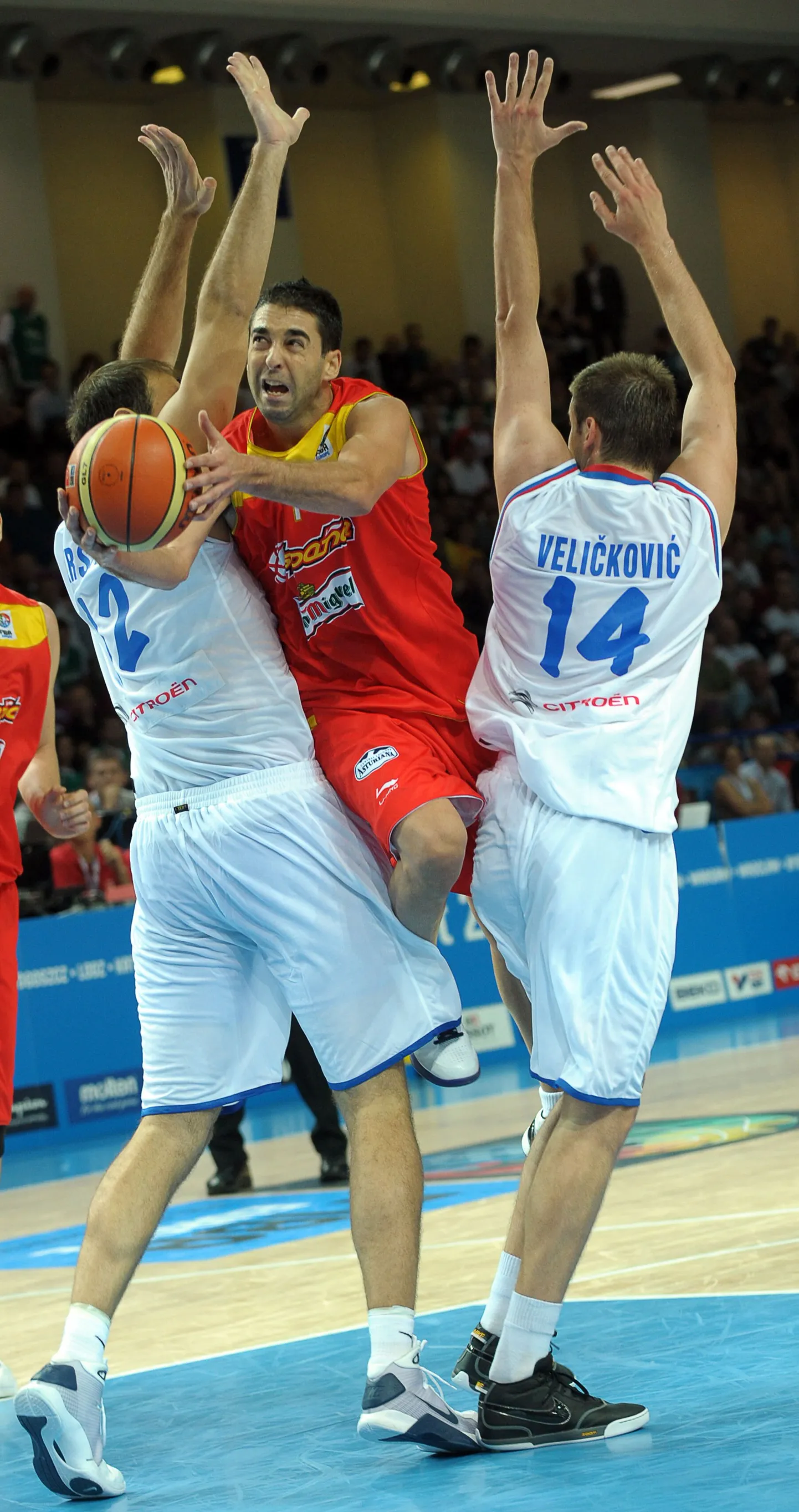 Hispaania tagamees Carlos Navarro (keskel).