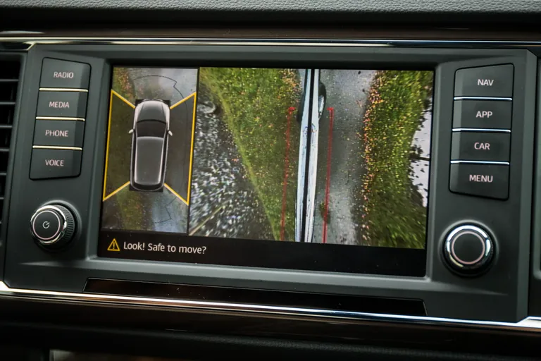 Pealtvaatekaamera abil saab kuvada pilti ka auto mõlemalt küljelt korraga.