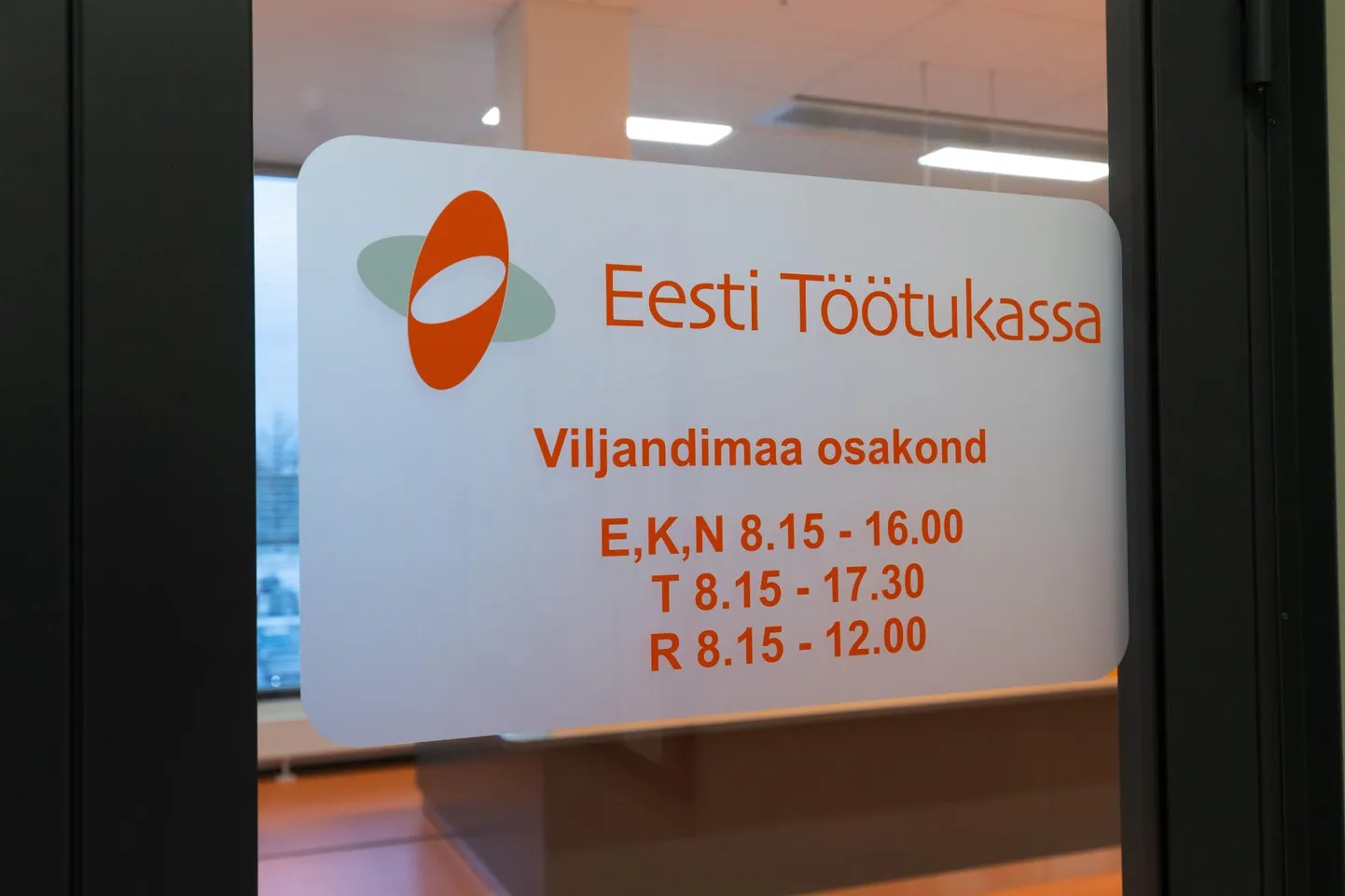 Sel suvel on pika kriisi tõttu noortele pakutavat hooajatööd varasemast tunduvalt vähem. Paremad võimalused tööd leida on neil, kes end töötuna arvele võtavad.