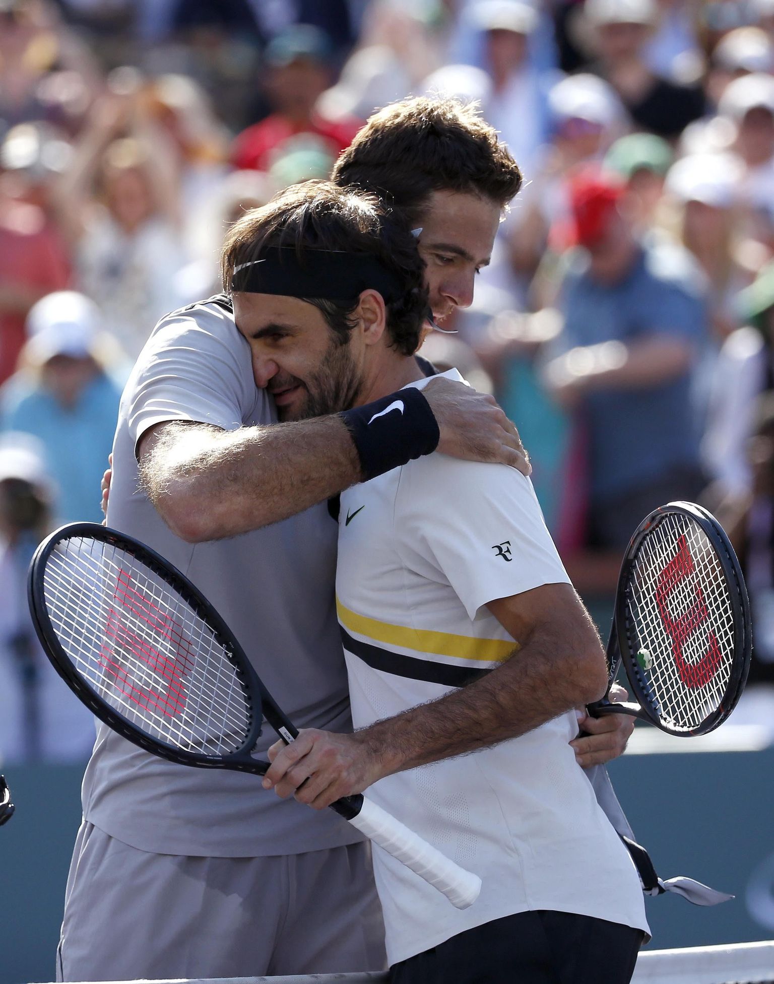Roger Federer (esiplaanil) ja Juan Martin Del Potro finaalijärgne südamlik kallistus.