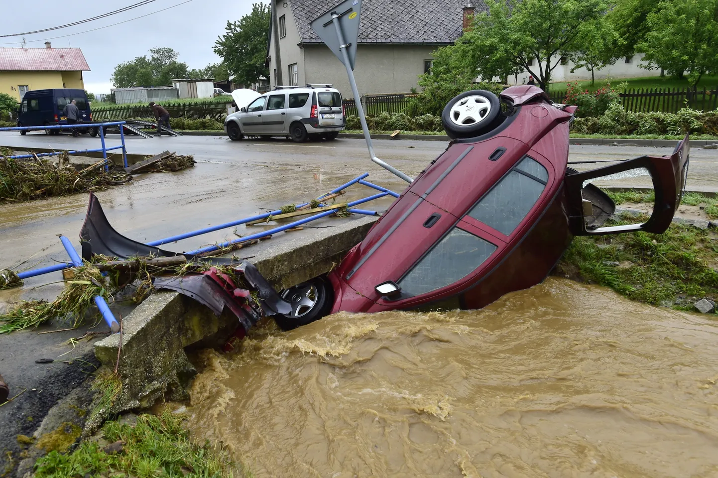 Tšehhi kirdeosa tabasid äikesetormi tõttu äkktulvad.