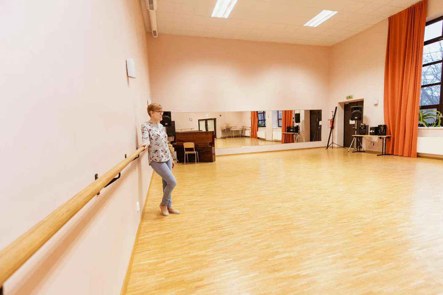 Pärnu sotsiaalkeskuse vabaajakeskuse juht Marika Raiend tutvustas Pärnu sotsiaalkeskuses tüli keskmesse sattunud väikest saali.