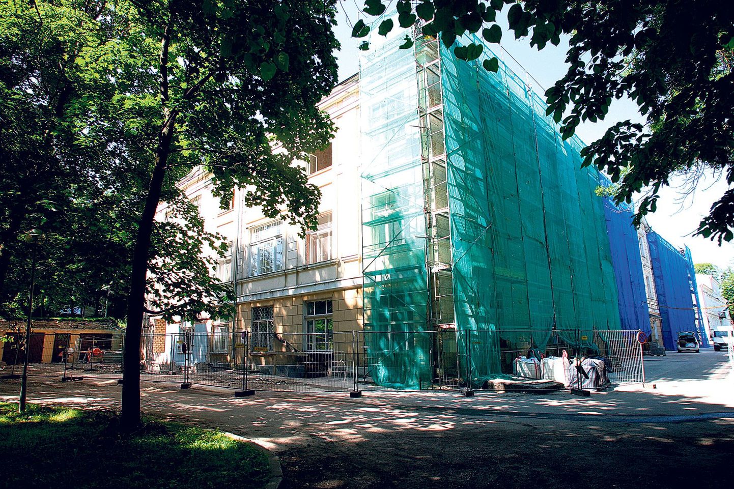 Tartu Ülikooli sotsiaalteaduskonna tulevase õppehoone ümberehitus Toomemäel naistekliiniku vanas hoones katkes ootamatult eelmisel nädalal.