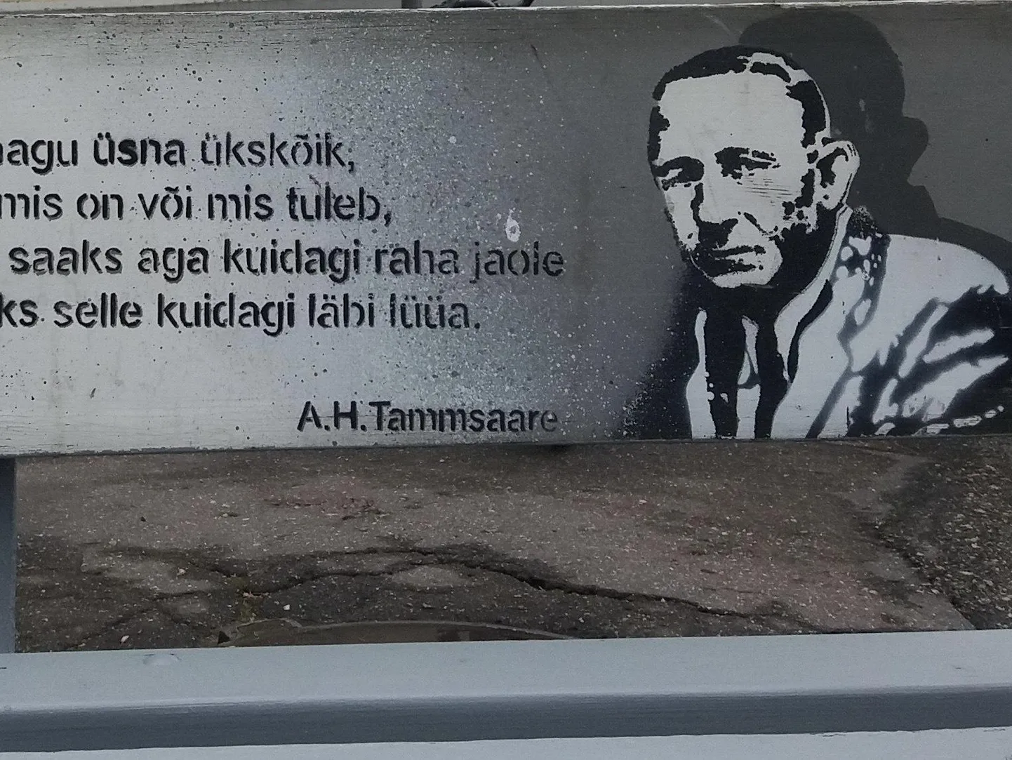 Emakeele ja kirjanduse õpetus vajab põhiseaduse preambuli vaimus ümber mõtestamist. Detail Edward von Lõnguse teosest «Koidula ja Tammsaare» Tartu linnaraamatukogu esisel pingil.
