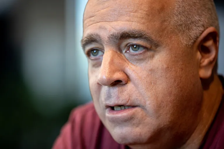 Кинорежссер Роман Качанов рассказал, что многие люди в Москве предпочитают переждать войну, не высказываясь.