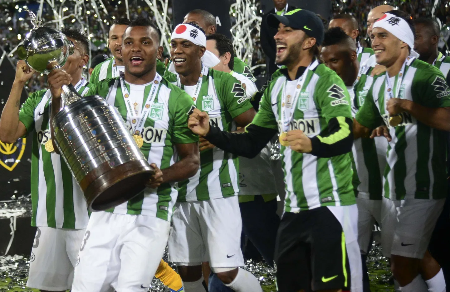 Футболисты Atletico Nacional с почетным трофеем.