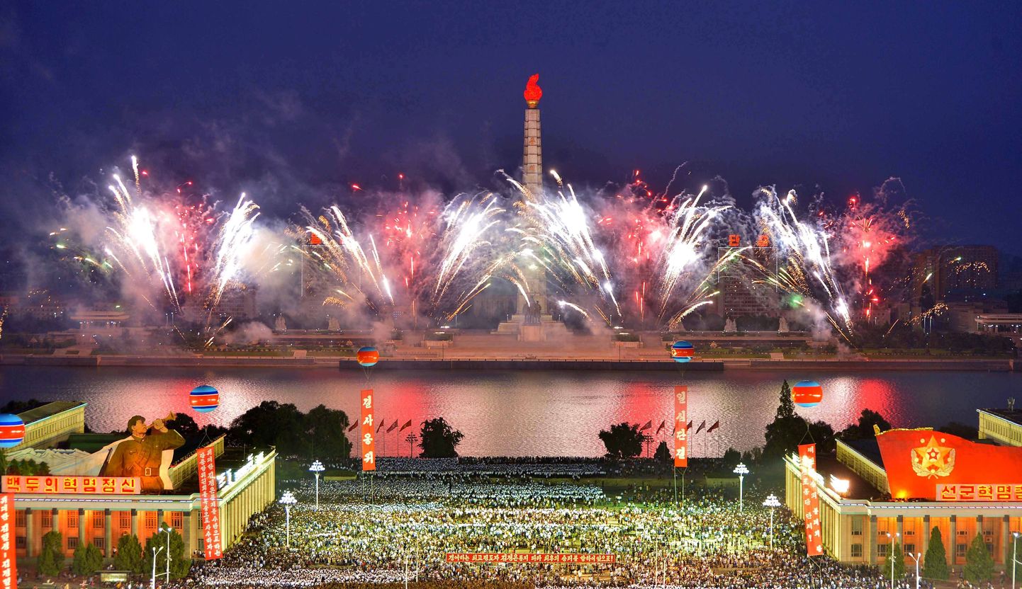 Põhja-Korea pealinna Pyongyangi elanikud edukat raketikatsetust tähistamas.