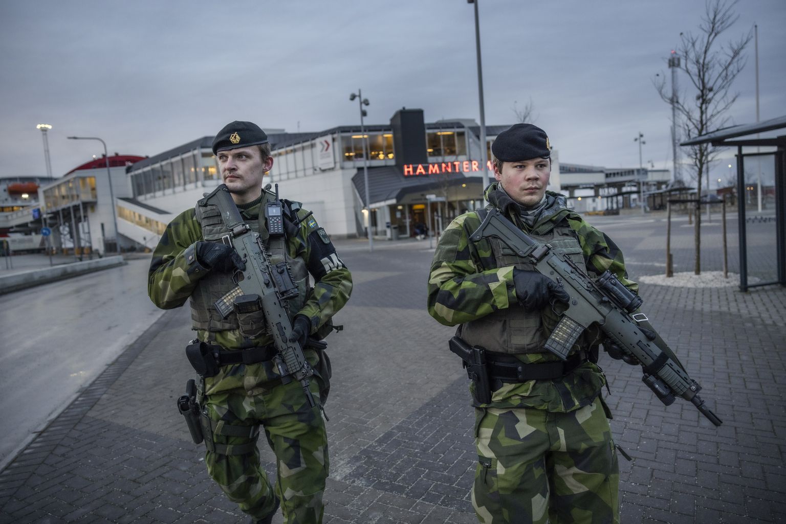 Rootsi sõdurid  patrullimas Ojamaa (Gotlandi) Visby sadamas