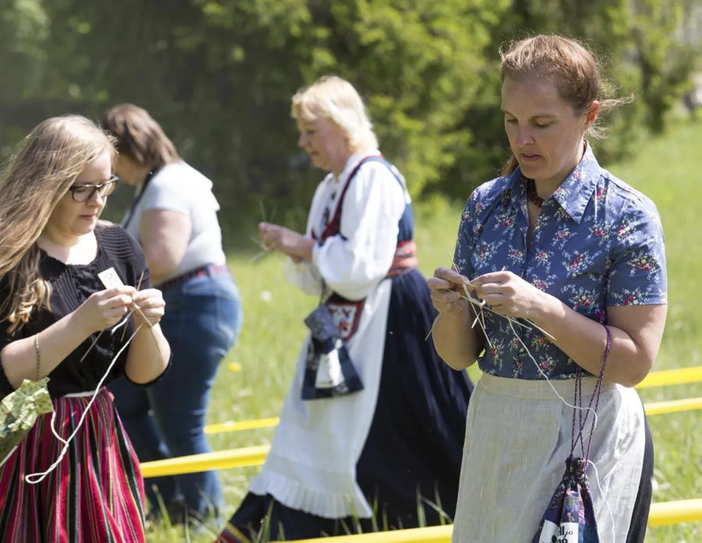 Ergutushüüete saatel läbisid näputöö tegijad võistlusraja. Esiplaanil kuduja võistkonnast Vanad Põlled.