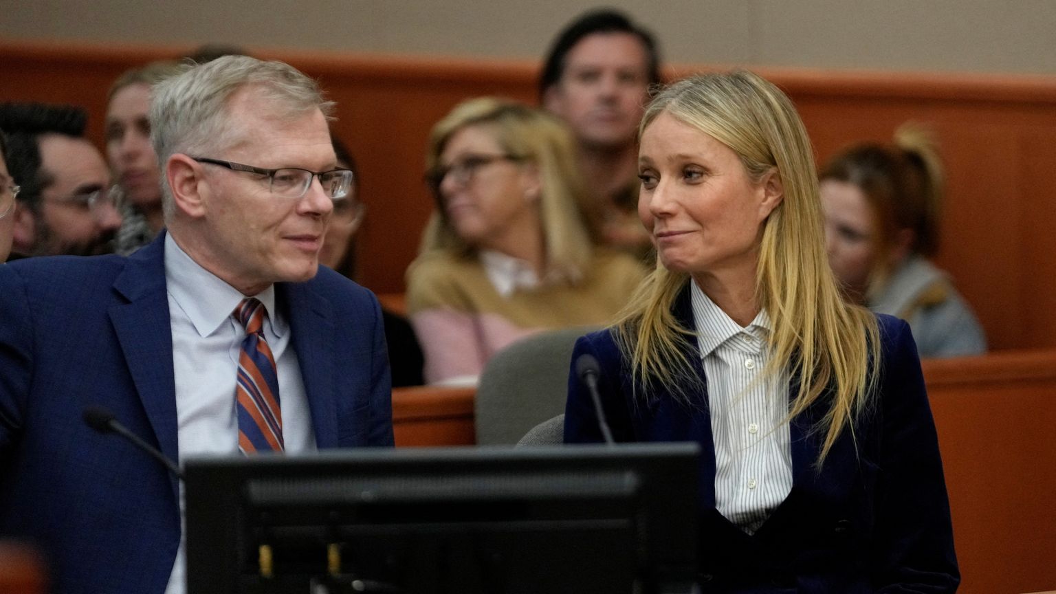 Gwyneth Paltrow ja tema advokaat Steve Owens naeratamas pärast kohtuotsuse teatavaks tegemist