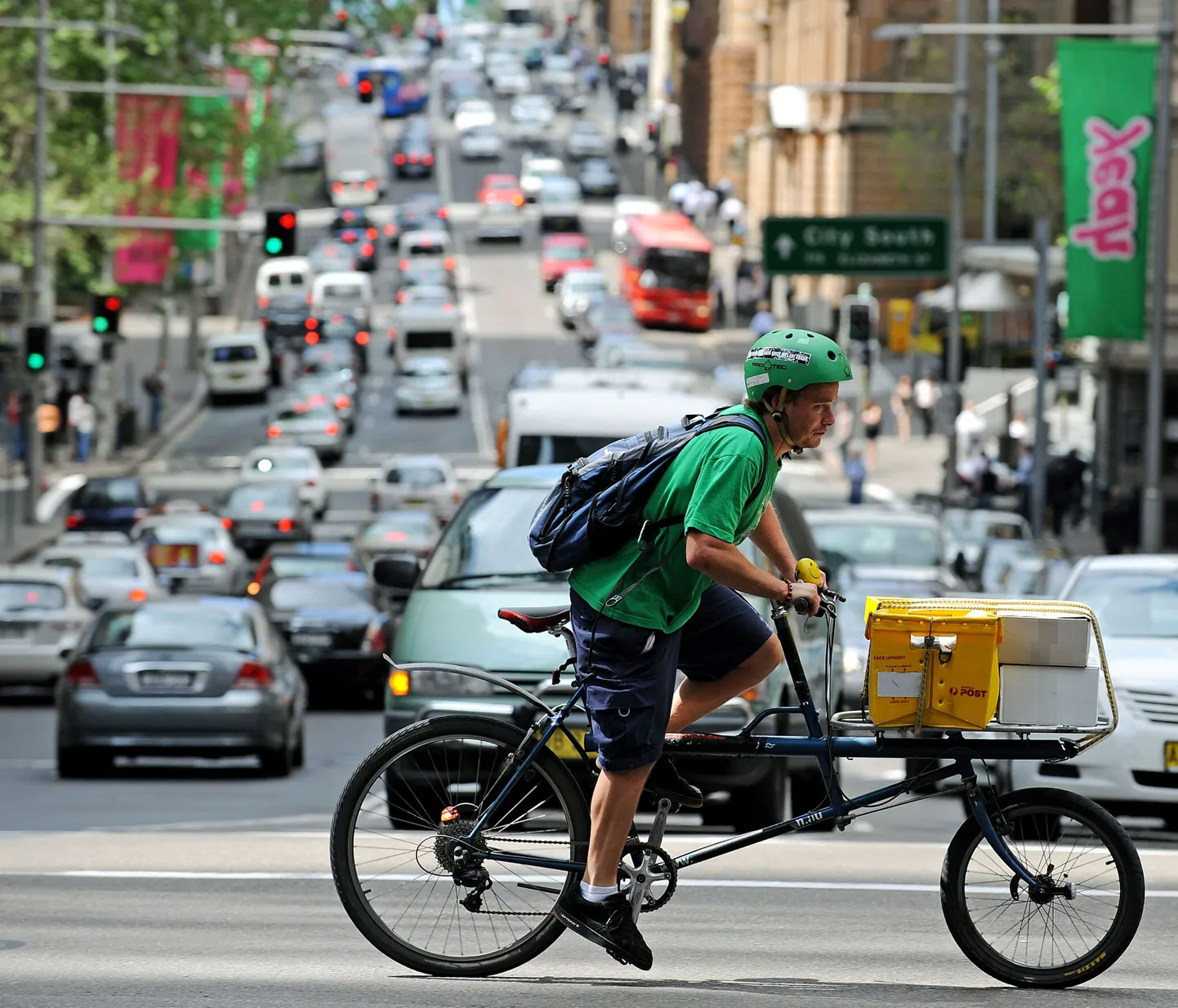 Jalgrattakuller keset autoliiklust Sydneys.