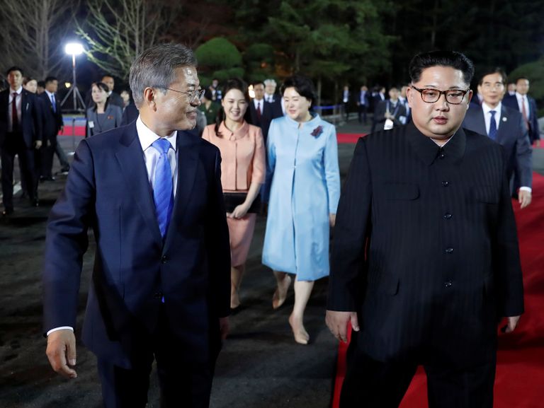 Põhja-Korea juht Kim Jong-un kohtus kahe Korea vahelises demilitariseeritud tsoonis Panmunjomis aprillis 2018 Lõuna-Korea presidendi Moon Jae-iniga. Taga on näha nende abikaasasid, paremal on Lõuna-Korea esileedi Kim Jung-sook ja vasakul Põhja-Korea esileedi Ri Sol-ju