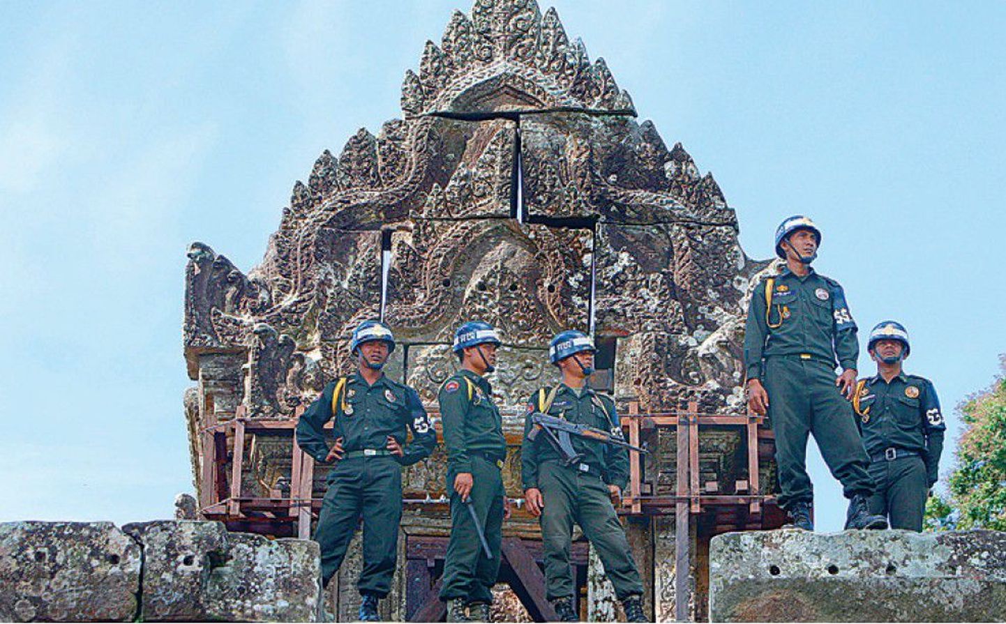 Kambodža sõjaväelased valvavad tüliõunaks oleva templi juures. Tai sõjaväelased valvavad lähistel.