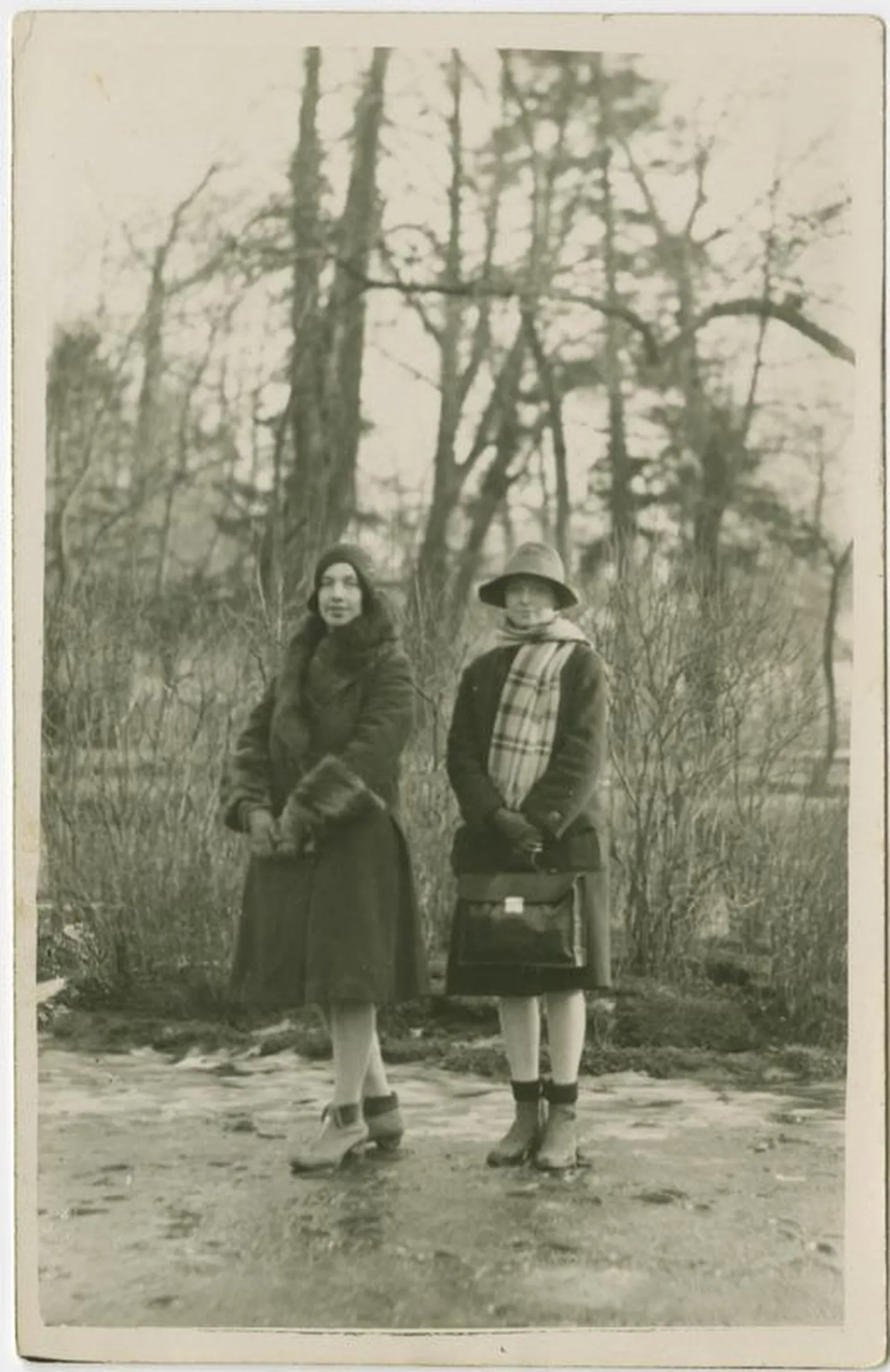 Natalie Mei (vasakul) ja Karin Luts 1930. aasta kevadel.