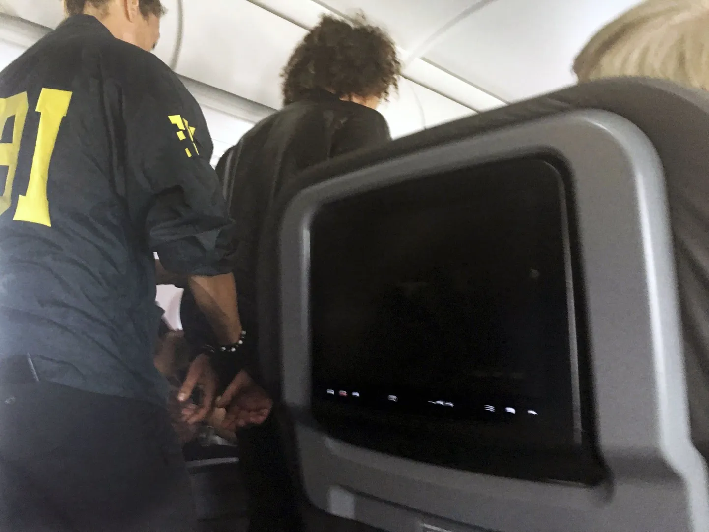 American Airlinesi lennult minema toimetatud mees.