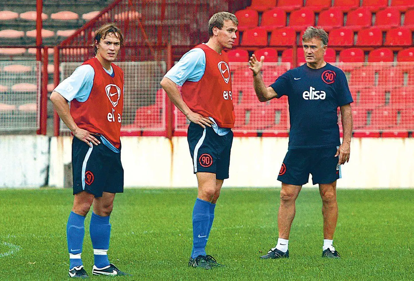 Peatreener Tarmo Rüütli (paremalt esimene) jagab Taavi Rähnile (keskel)  ja Alo Bärengrubile viimaseid õpetussõnu, kuidas tänases kohtumises Bosnia ja Hertsegoviina vastu üllatada.