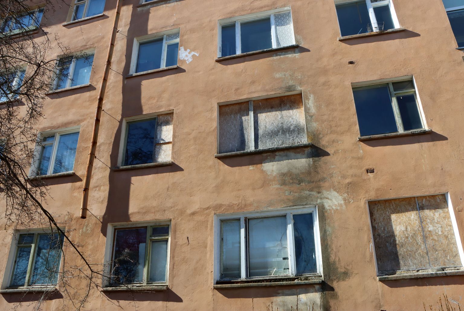 Это фото квартирного дома на улице Олеви в Кохтла-Ярве сделано нынешней весной, по нему видно, что в некоторых пустующих квартирах даже выбиты окна, не говоря уж о плачевном состоянии самих квартир.
