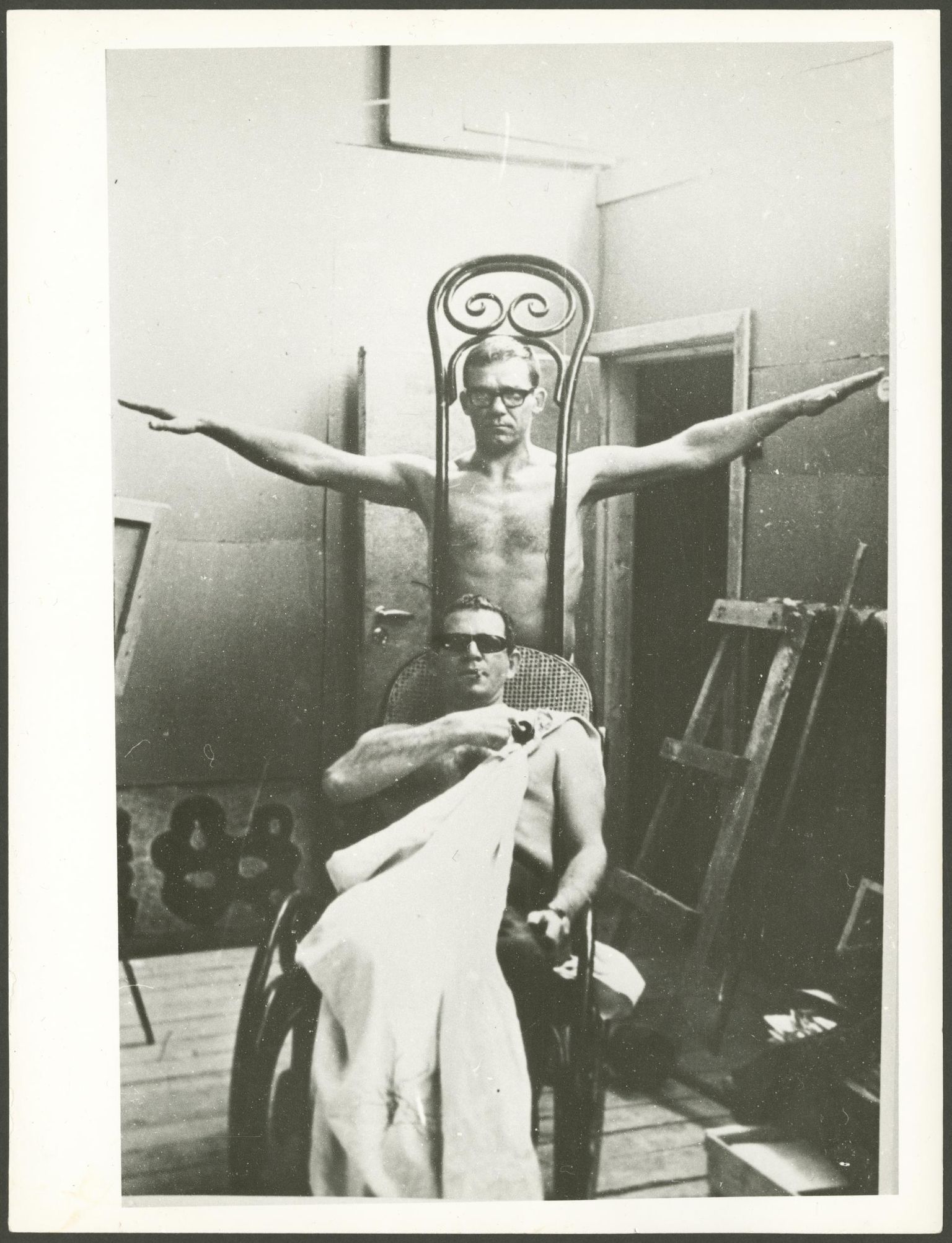 Ülo Sooster (ülal) koos kunstnik Juri Soboleviga Moskvas 1967. aastal
 