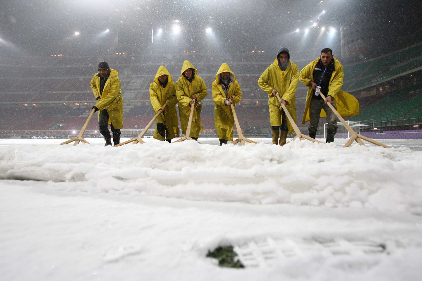 Milano jalgpallistaadioni puhastamine lumest