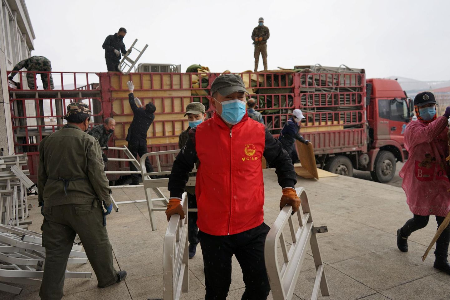 Voodiosade transportimine Suifenhe ajutisse haiglasse, mis on rajatud piirilinna riigist väljapoolt saabuvate koroonapatsientide majutamiseks.   FOTO: China Daily /  Reuters / Scanpix