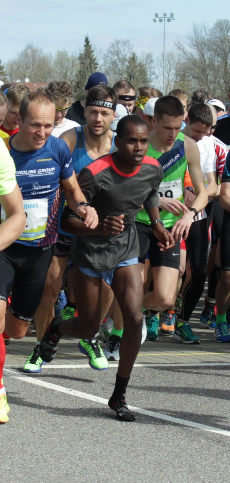 Jooksu võitja Ibrahim Mukunga Wachira jooksu stardis (esiplaanil).