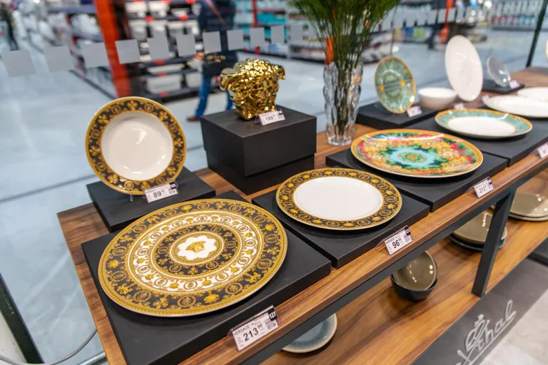 Kõige hinnalisemad nõud kannavad poes Versace kaubamärki.