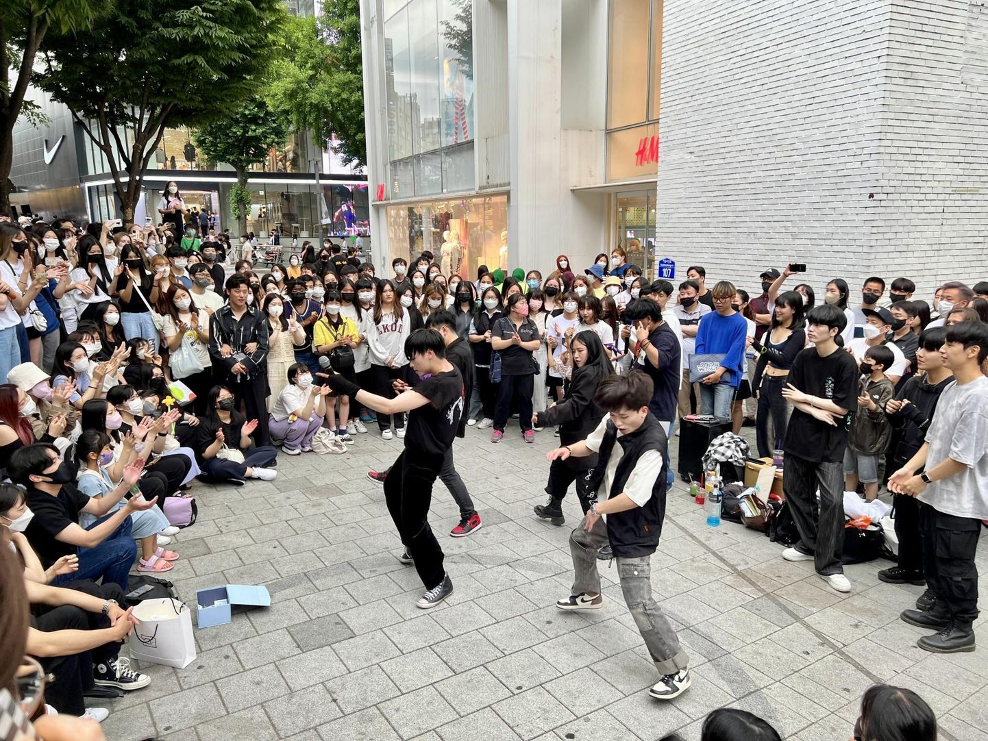 Muusikud Souli tänaval pop-up-kontserti andmas. FOTO: Terje Toomistu
