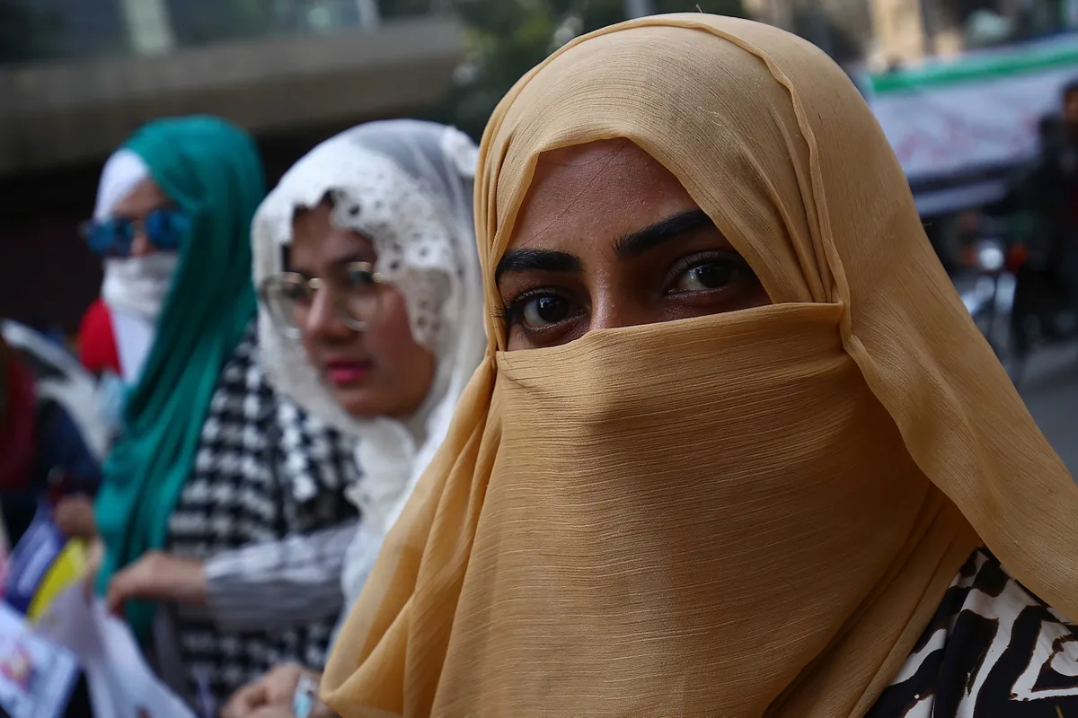 2020. gada 1. februāris, Pakistāna. Sievietes, tērpušās hidžābos, demonstratīvi tur plakātus, kas simbolizē Pasaules hidžābu dienu. Šādi viņas izrāda solidaritāti musulmaņu sievietēm valstīs, kurās ir aizliegta hidžāba nēsāšana.