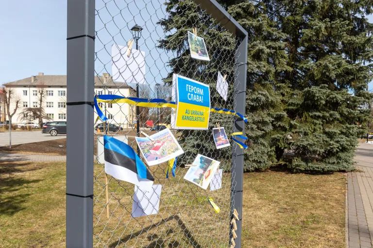 Meenutussein on eeskätt mõeldud Viljandisse saabunud ukrainlastele, kes saavad seal koguneda, mõelda ja küünla süüdata.