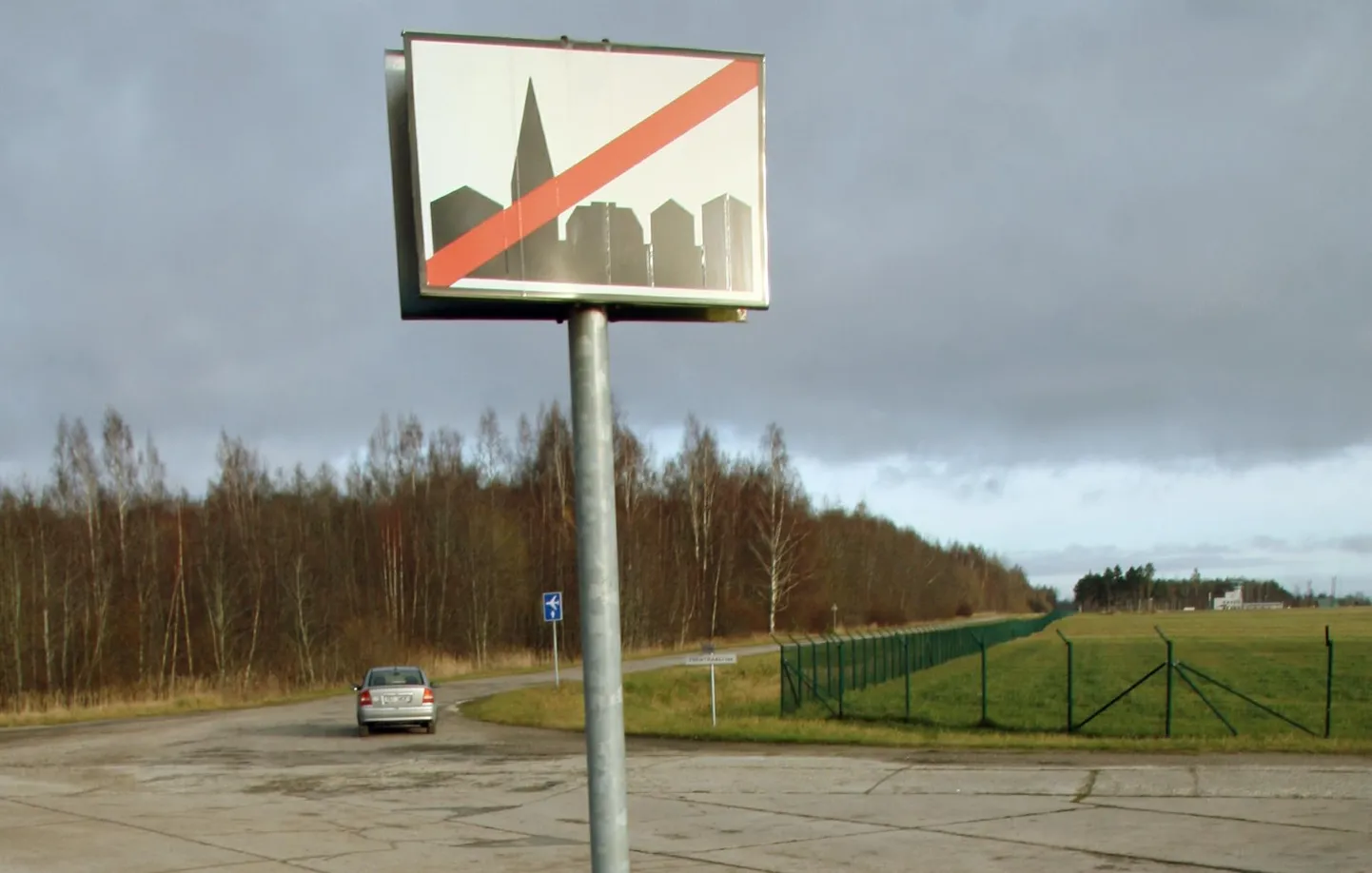 Linnapiiri lõppemisest teavitav liiklusmärk.