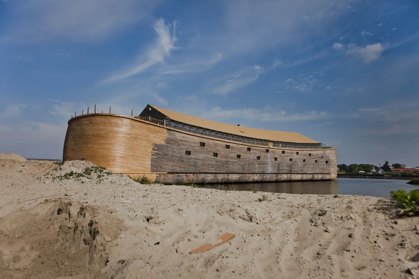 Piiblis märgilise tähtsusega Noa laeva koopia ehitas puusepp Johan Huibers. Hollandist pärit eduka ehitusfirma juht on viimased aastad tegelenud selle elusuuruses aluse kallal nokitsemisega.